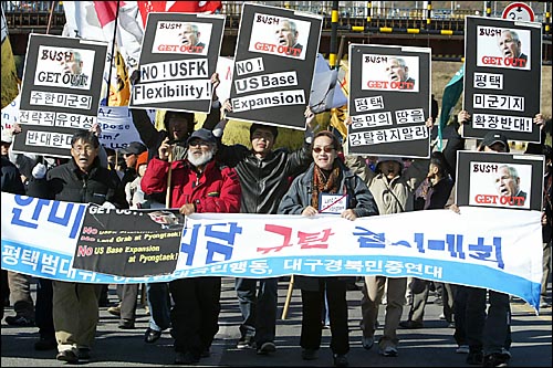 아펙반대 부시반대 국민행동 소속 단체 회원 300여명은 한미정상회담이 열리는 17일 오전 경주역광장에서 '부시방한 반대, 한미정상회담 규탄 결의대회'를 열고 회담장 부근까지 행진을 벌였다. 